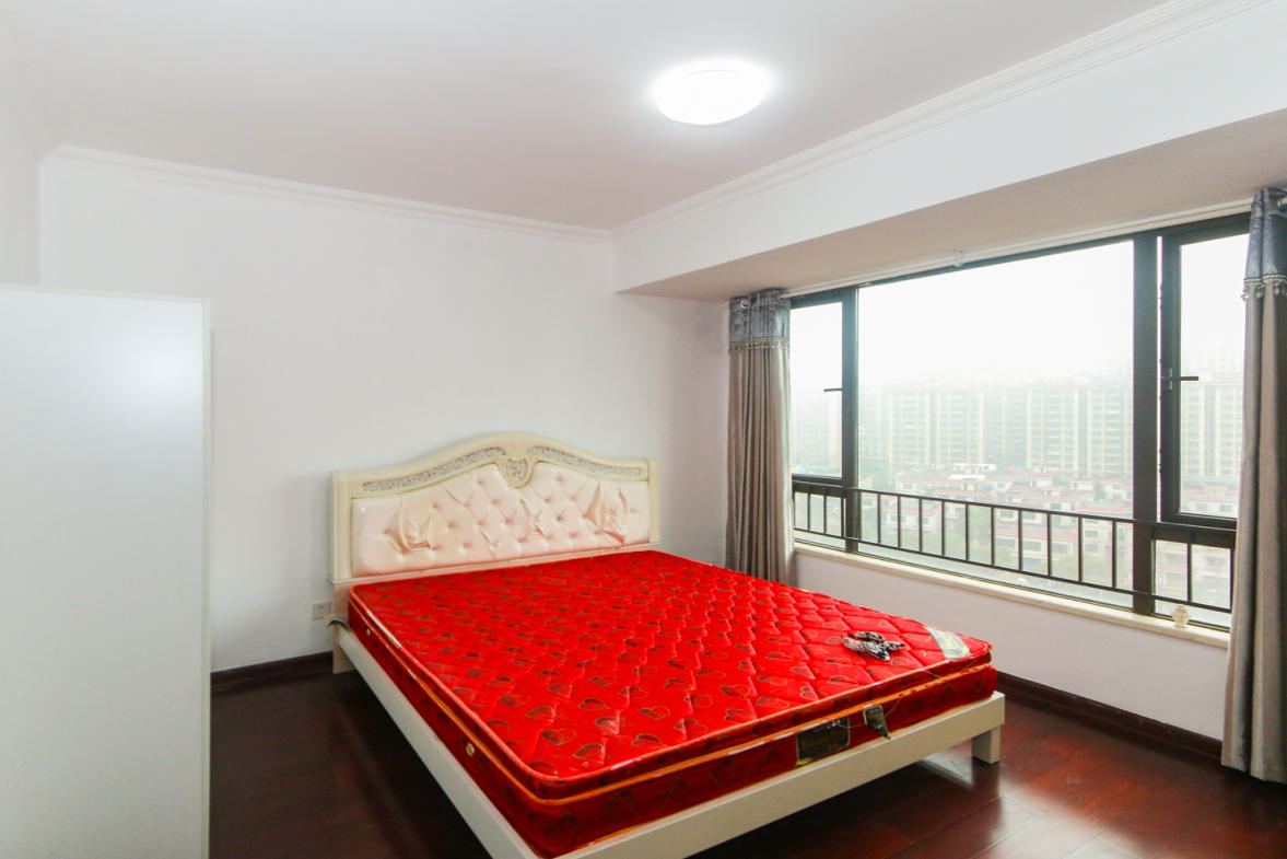 中海国际一期  3室2厅2卫    129.0万卧室