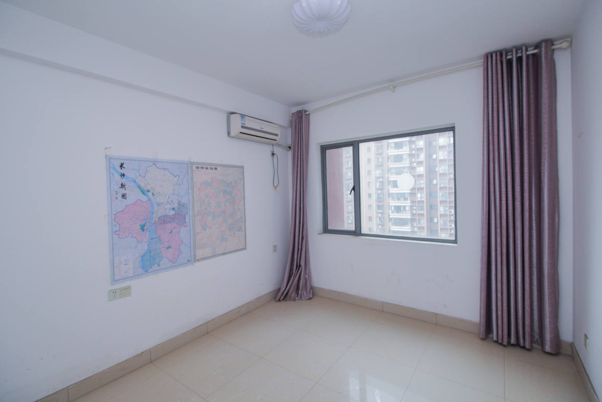 上海城小区  4室2厅1卫   123.00万卧室