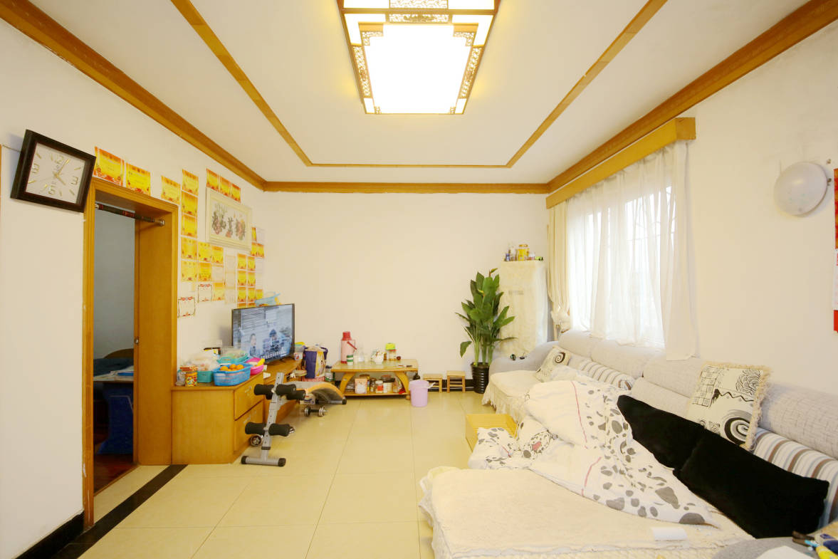 新桥小区  2室2厅1卫   37.00万客厅
