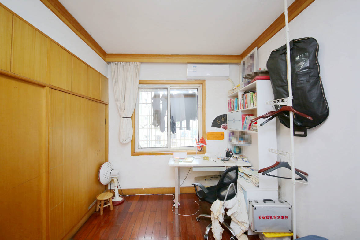 新桥小区  2室2厅1卫   37.00万卧室