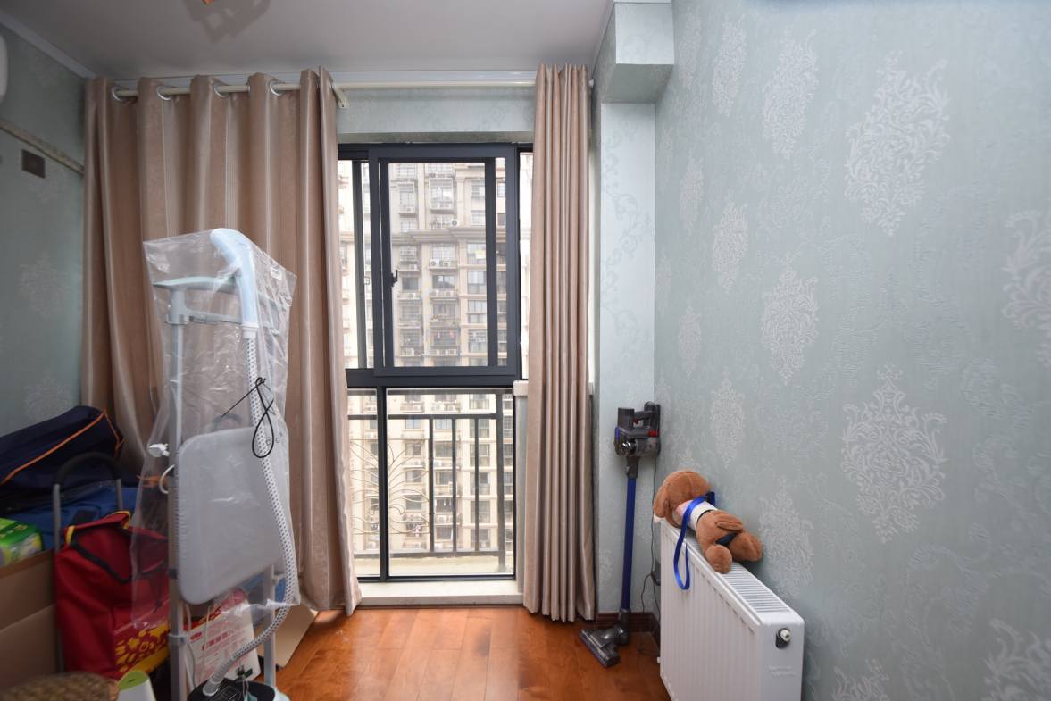 阳光锦城  4室2厅1卫    260.0万阳台