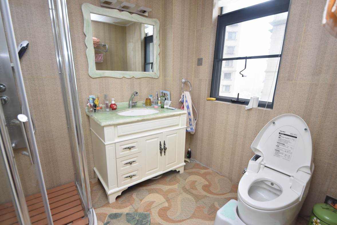 阳光锦城  4室2厅1卫    260.0万卫生间