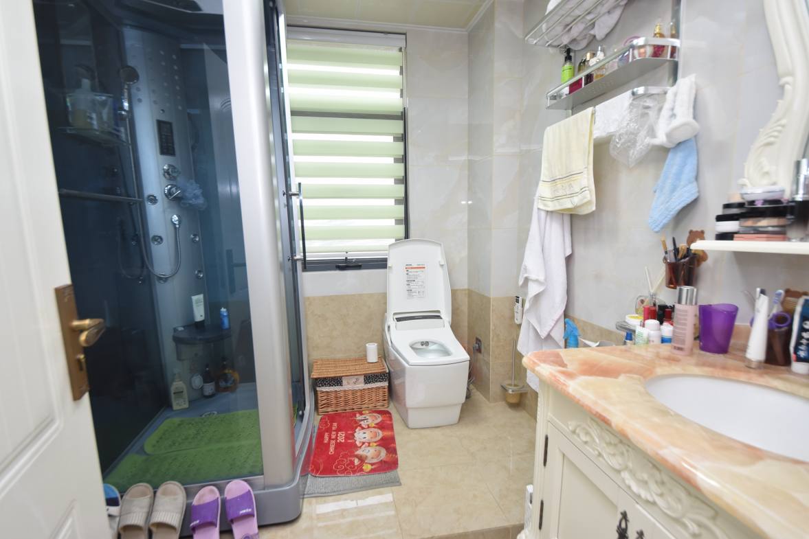 阳光锦城  4室2厅1卫    260.0万卫生间