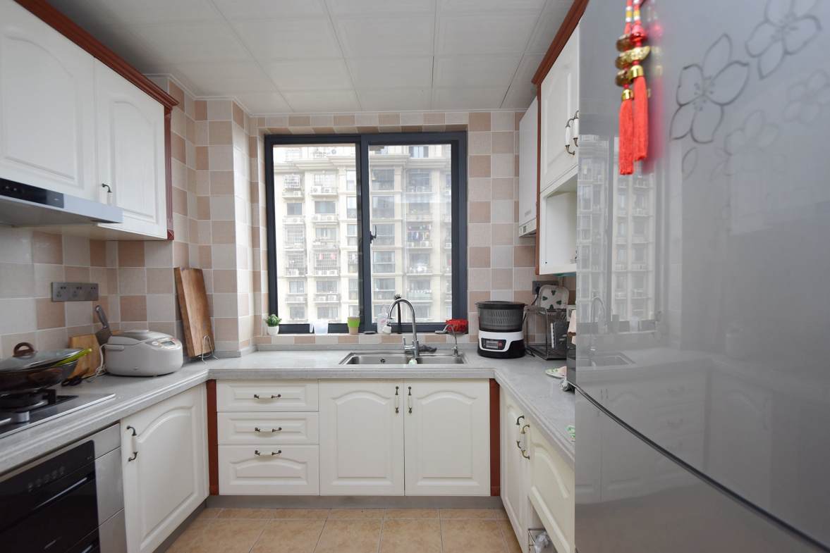 阳光锦城  4室2厅1卫    260.0万厨房