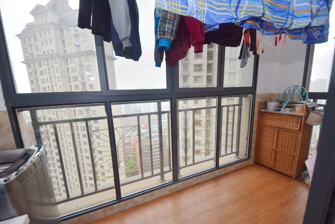 阳光锦城  4室2厅1卫    260.0万阳台