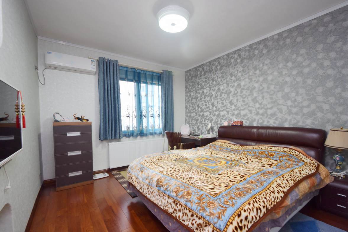 阳光锦城  4室2厅1卫    260.0万卧室