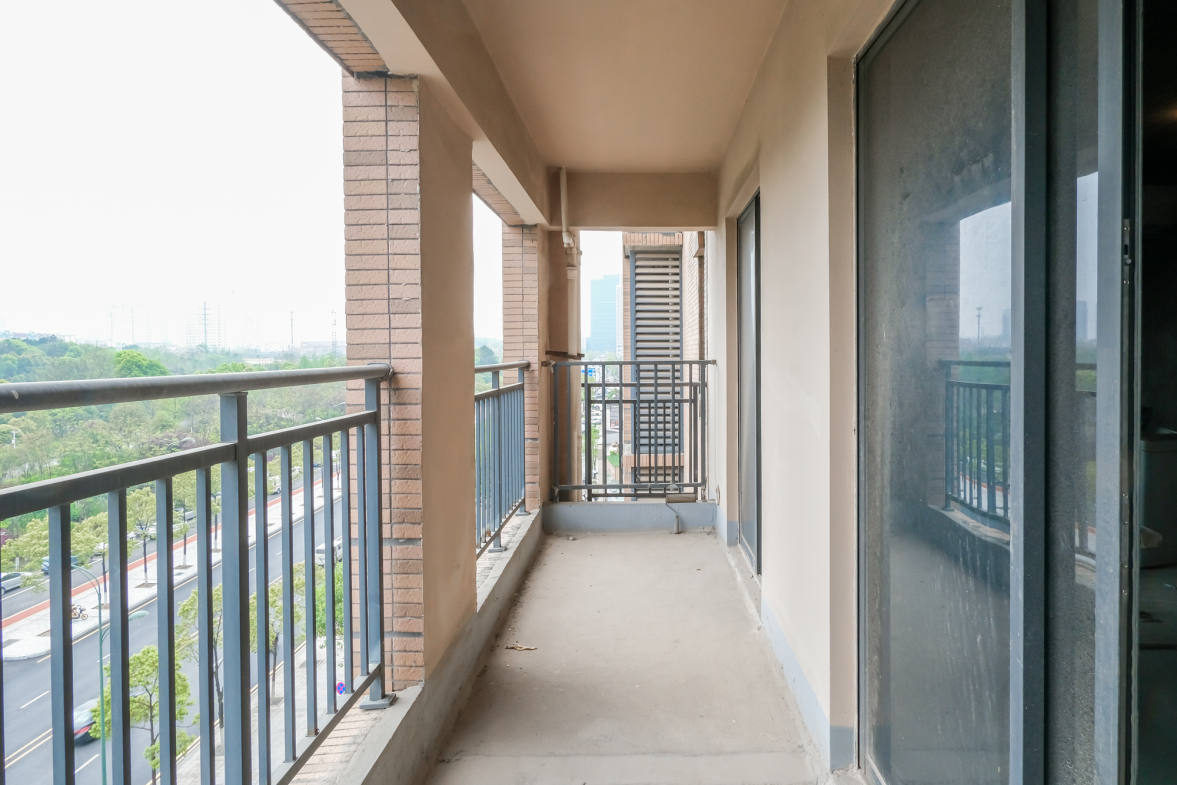 三一街区  4室2厅2卫   75.80万其他