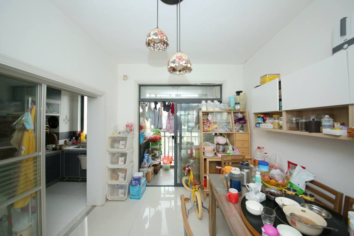 满庭芳小区  4室2厅2卫   130.00万客厅