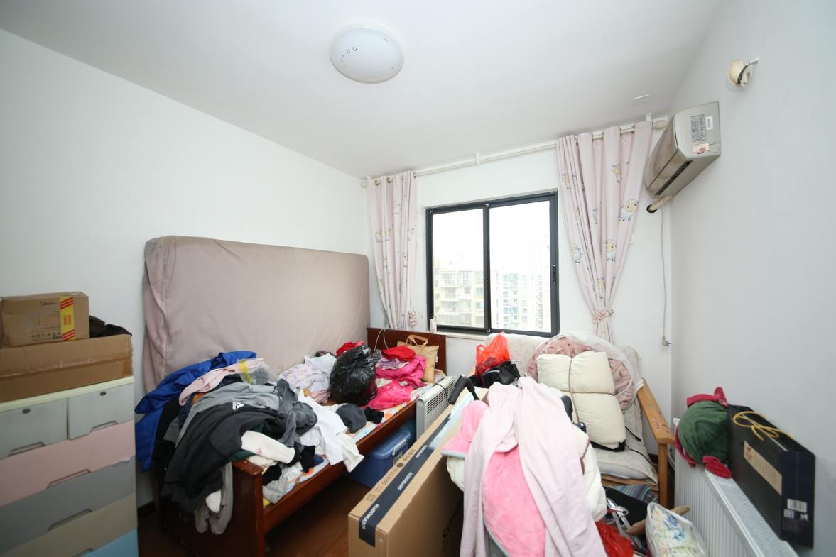 满庭芳小区  4室2厅2卫   130.00万卧室