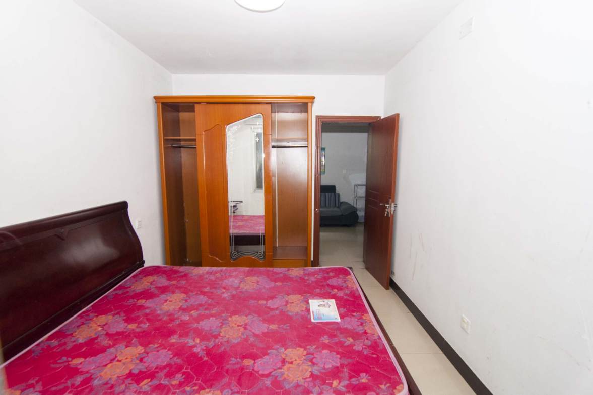 远大小区单位房  2室1厅1卫    51.0万卧室