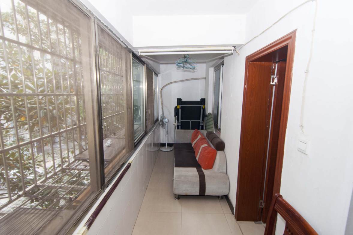 远大小区单位房  2室1厅1卫    51.0万阳台