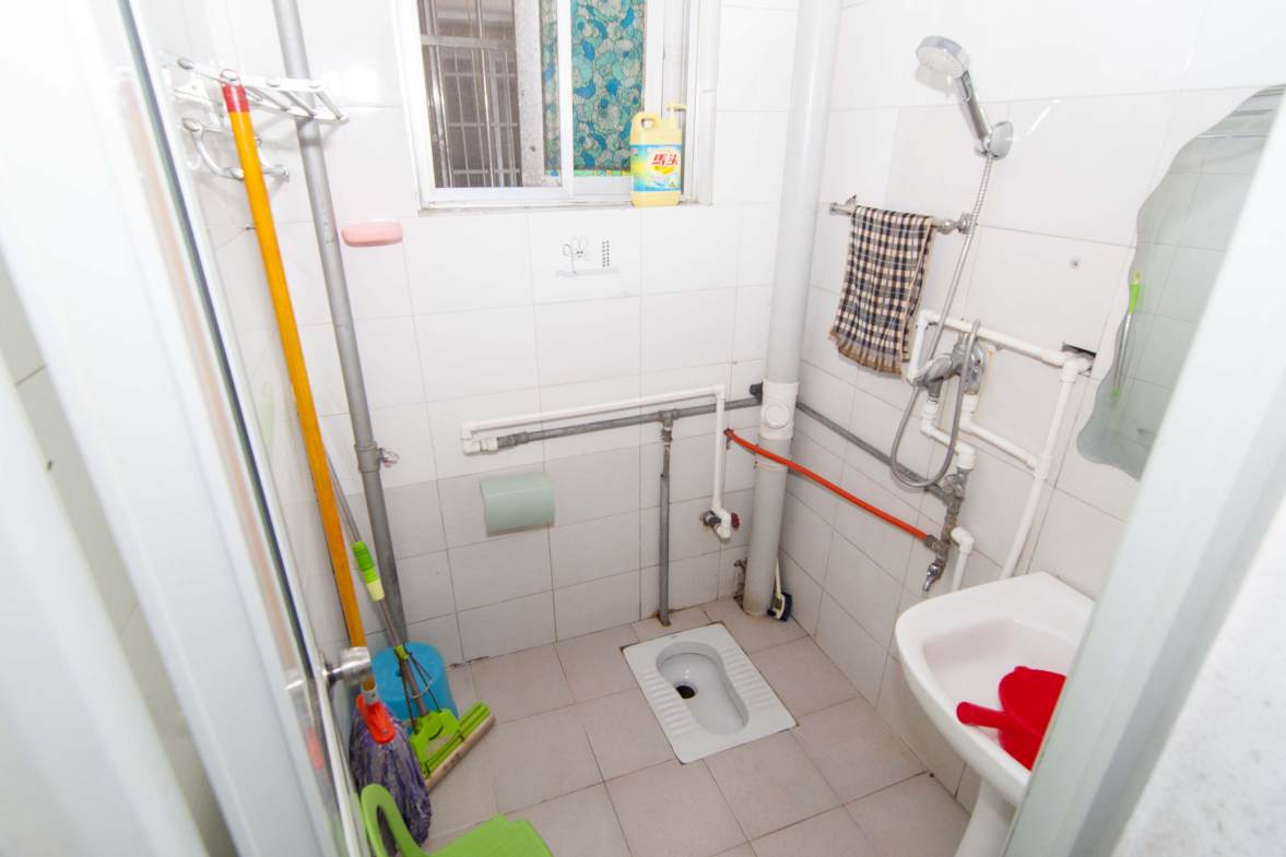 远大小区单位房  2室1厅1卫    51.0万卫生间