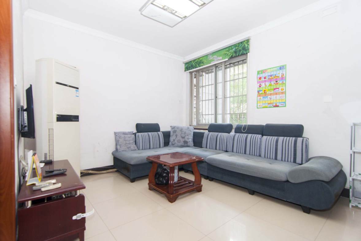 远大小区单位房  2室1厅1卫    51.0万客厅