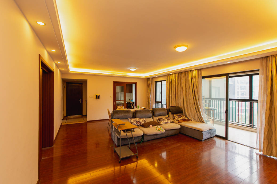 万科金域华府一期  3室2厅2卫    165.0万客厅