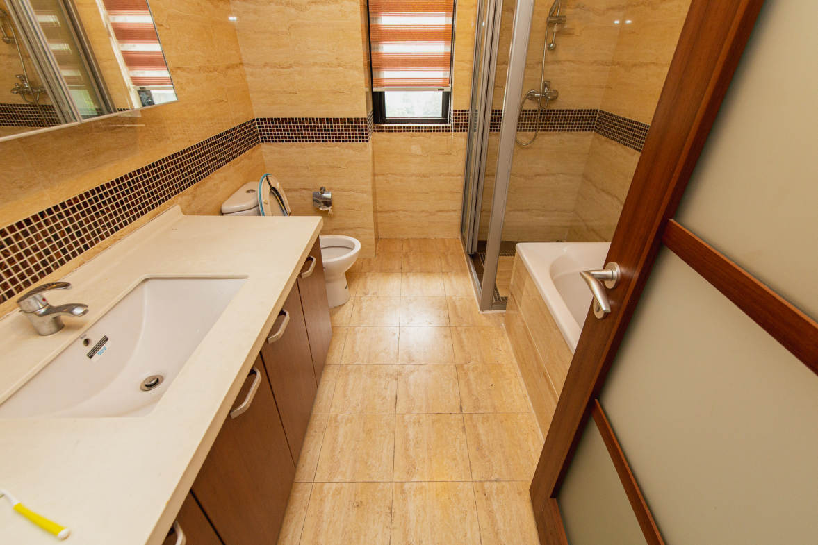 万科金域华府一期  3室2厅2卫    165.0万卫生间