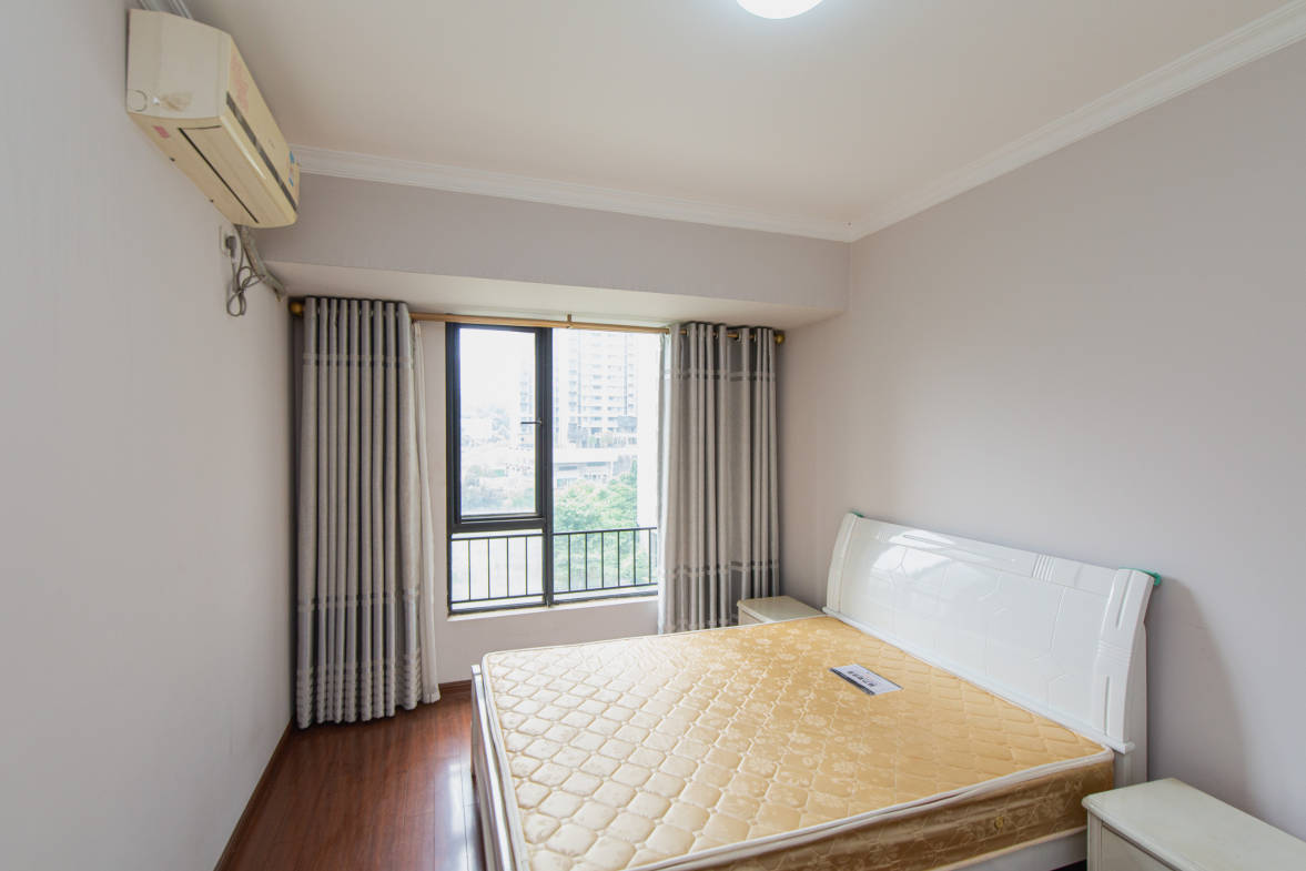 万科金域华府一期  3室2厅2卫    165.0万卧室