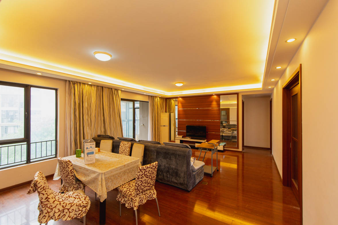 万科金域华府一期  3室2厅2卫    165.0万客厅