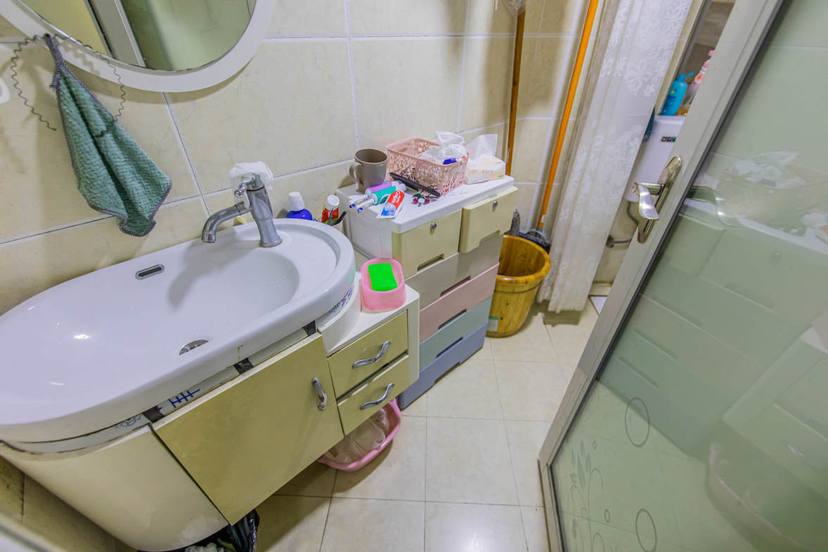 泊林晶城  3室2厅1卫   57.80万卫生间