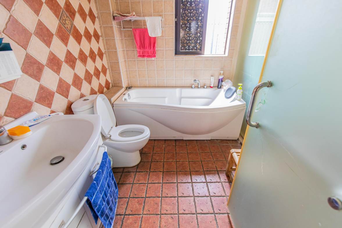 华润凤凰城一期  3室2厅2卫    125.0万卫生间