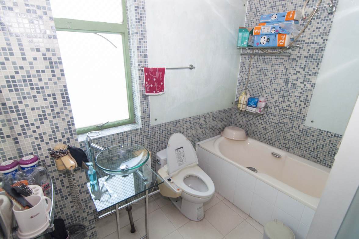 佳逸豪园  3室2厅2卫    156.0万卫生间