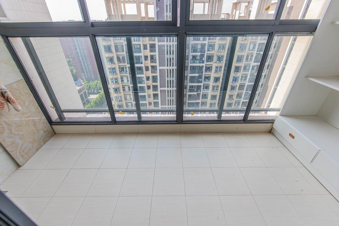 蓝山郡  3室2厅1卫    73.8万阳台