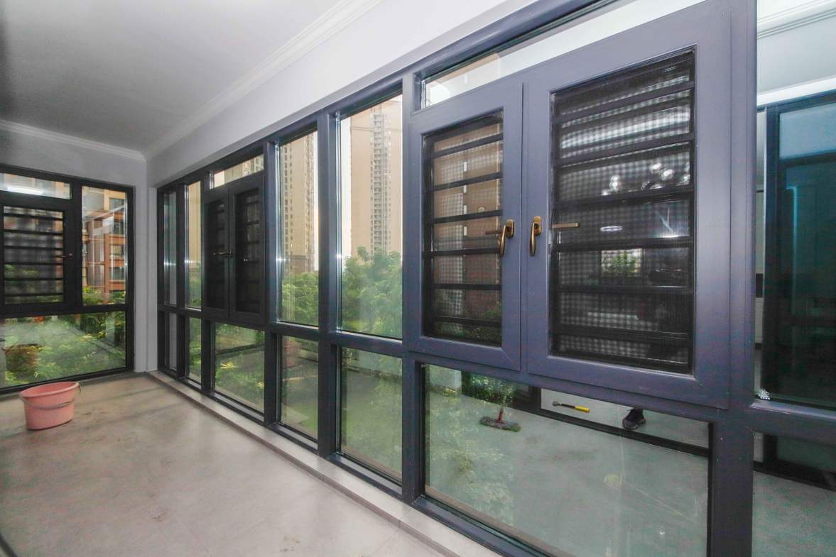 中建梅溪湖中心  4室2厅2卫   228.00万阳台