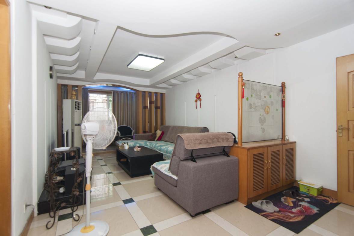 南建公寓  2室2厅2卫    70.0万客厅