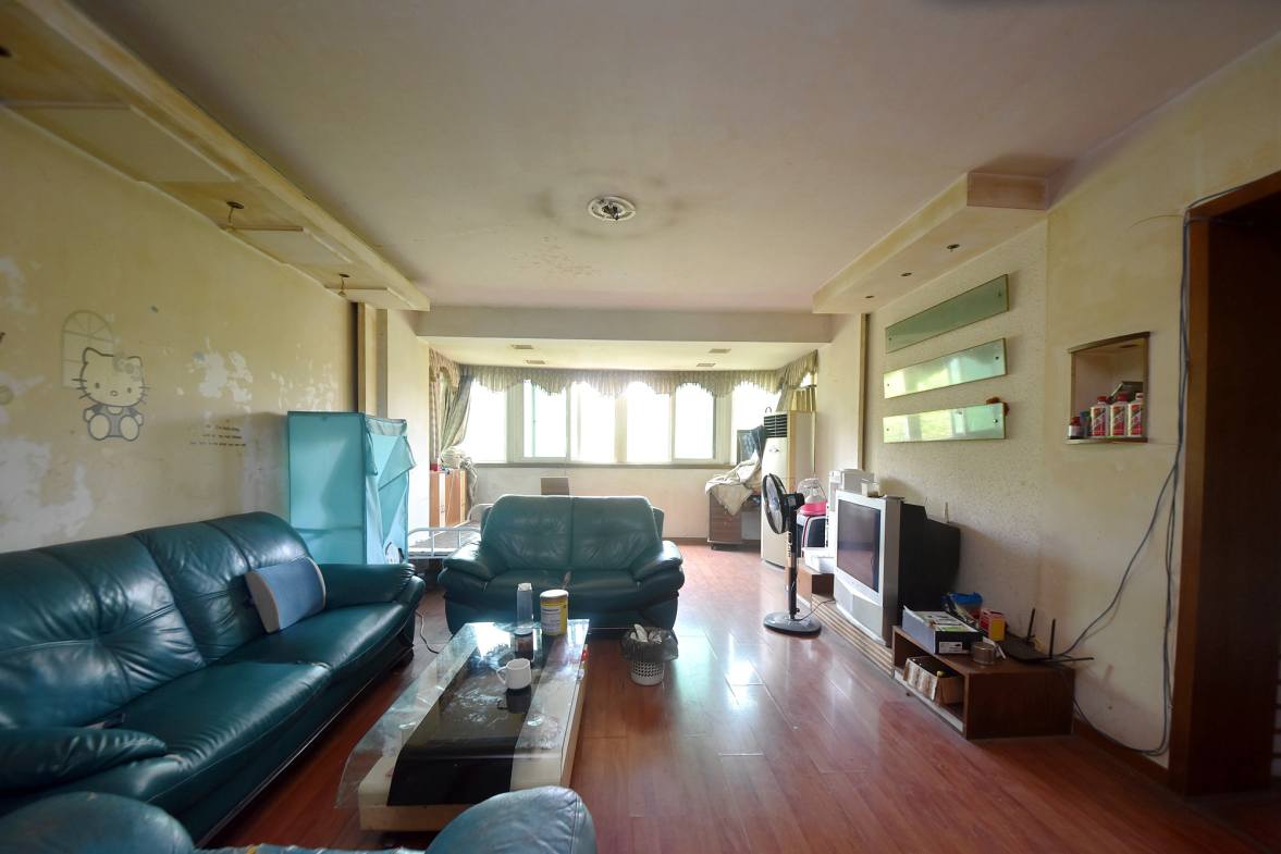 今利园  3室2厅2卫    70.8万客厅