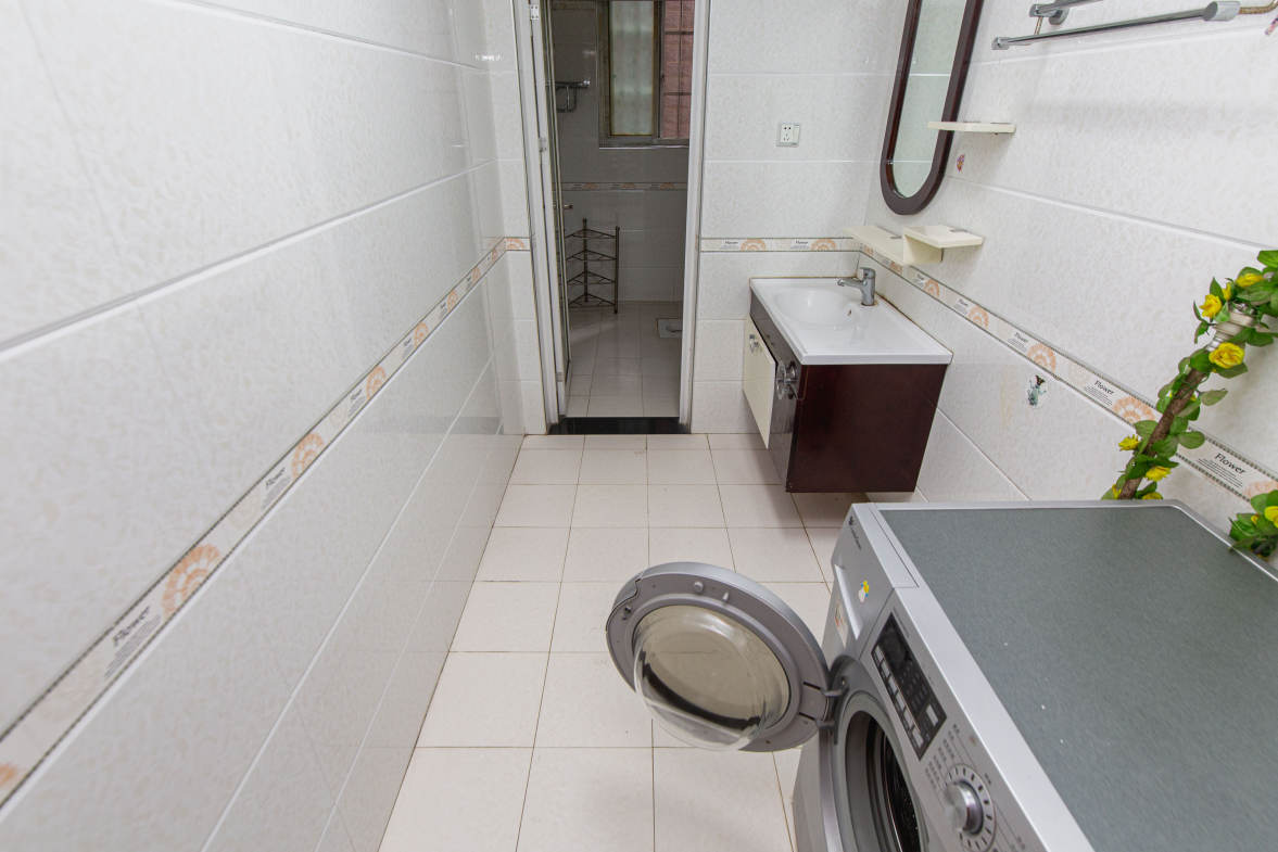 嘉盛华庭（一期、二期、三期）  3室2厅2卫    135.0万卫生间