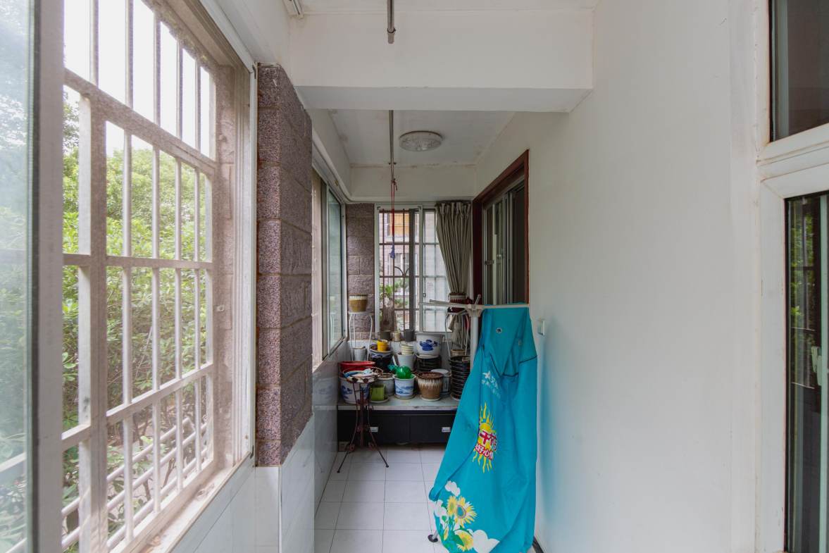 嘉盛华庭（一期、二期、三期）  3室2厅2卫    135.0万阳台