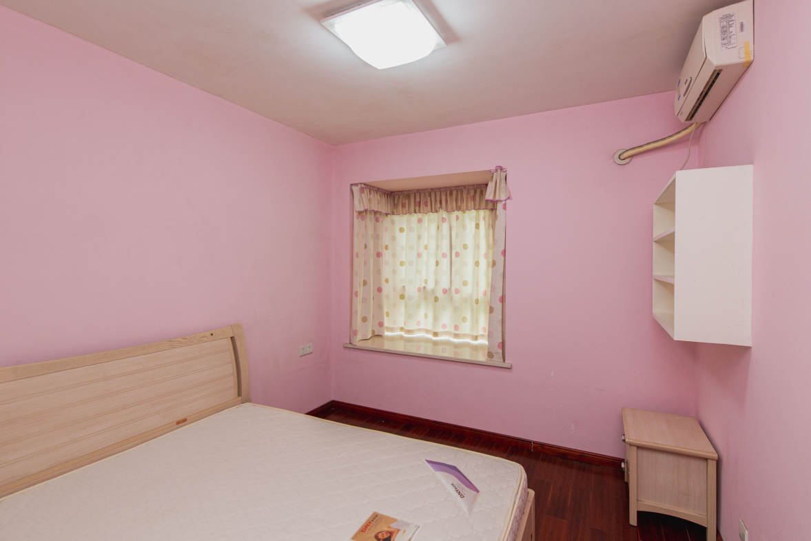 嘉盛华庭（一期、二期、三期）  3室2厅2卫    135.0万卧室