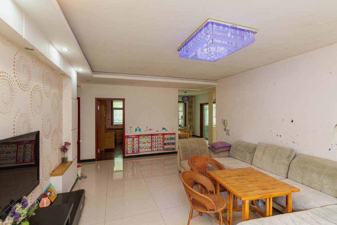 嘉盛华庭（一期、二期、三期）  3室2厅2卫    135.0万客厅