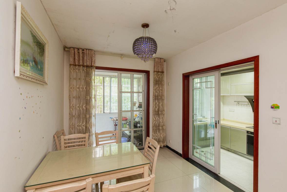 嘉盛华庭（一期、二期、三期）  3室2厅2卫    135.0万客厅