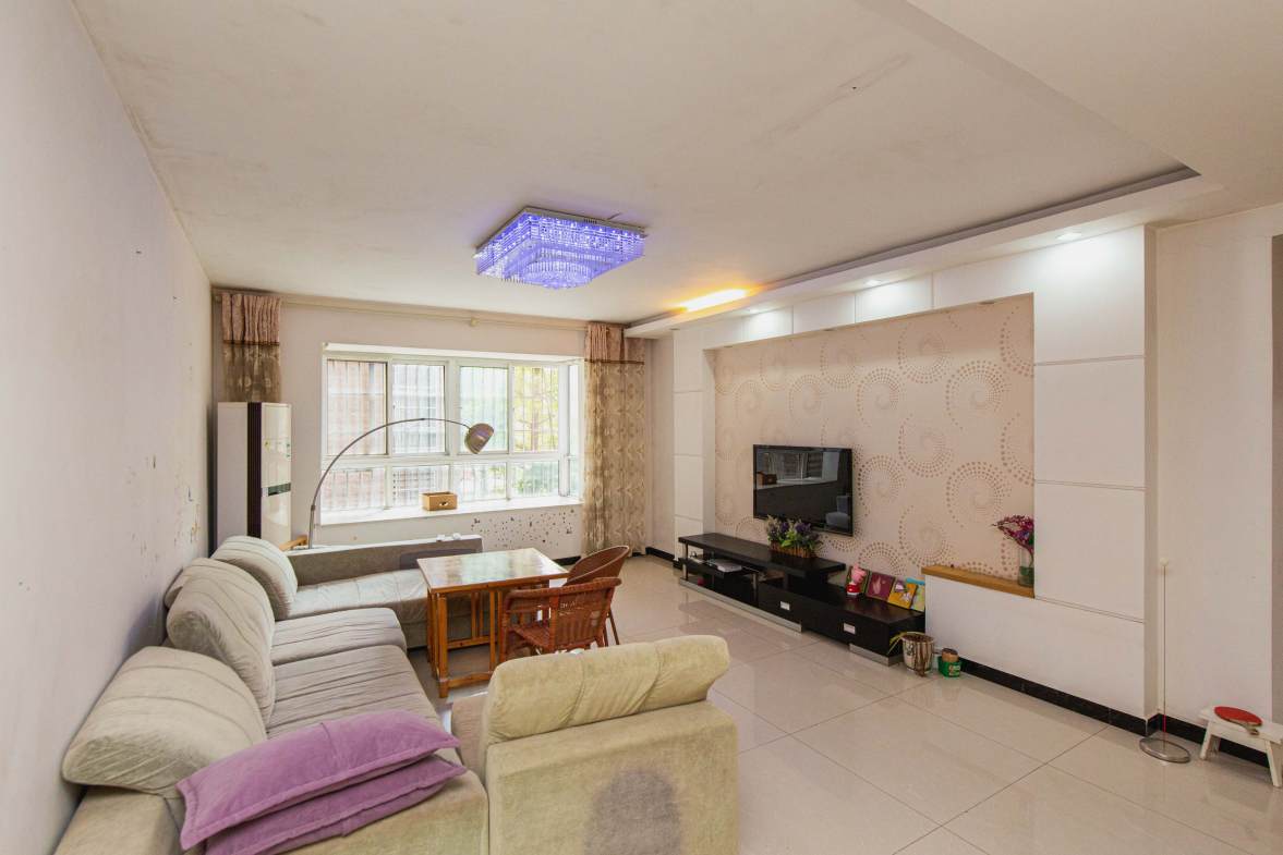 嘉盛华庭（一期、二期、三期）  3室2厅2卫    135.0万客厅