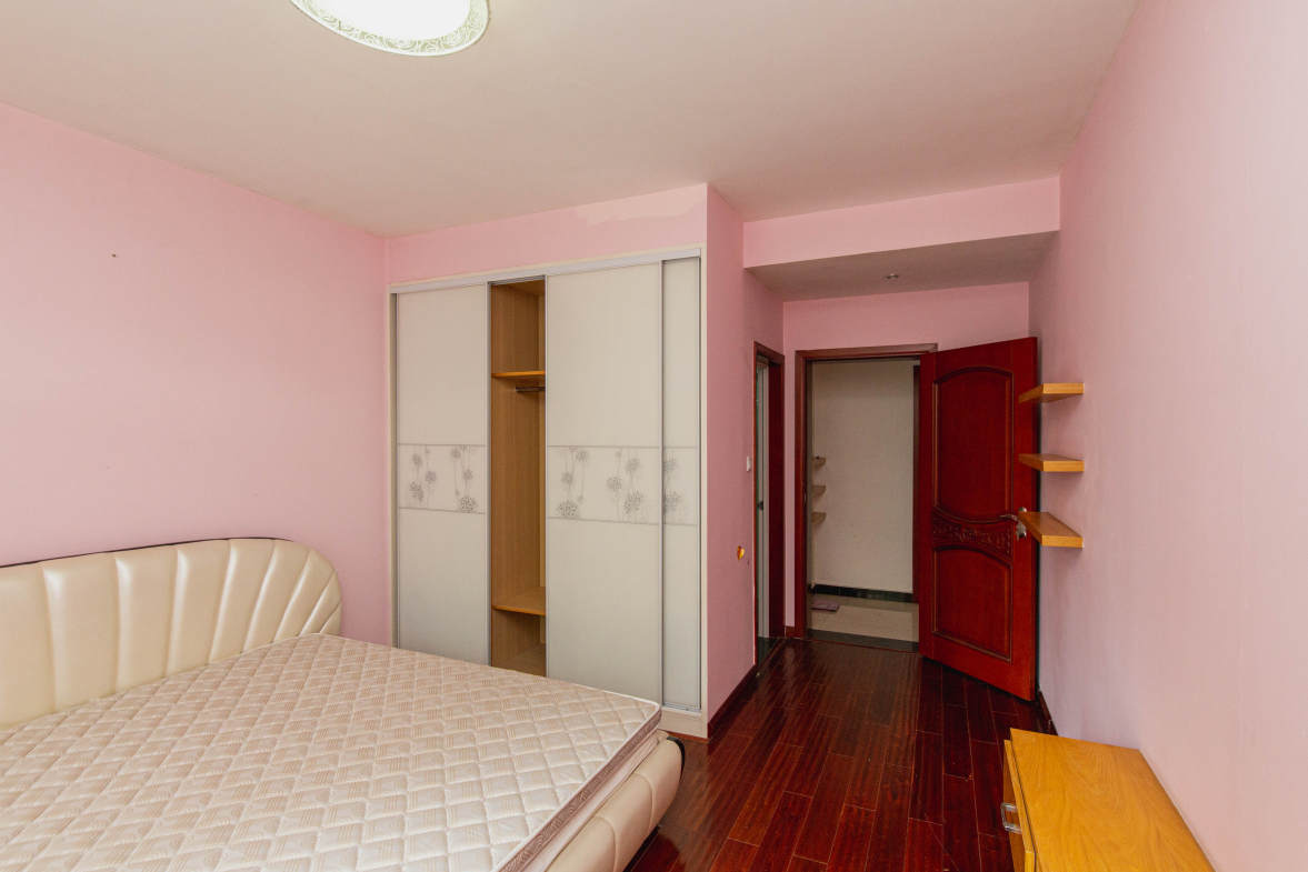 嘉盛华庭（一期、二期、三期）  3室2厅2卫    135.0万卧室