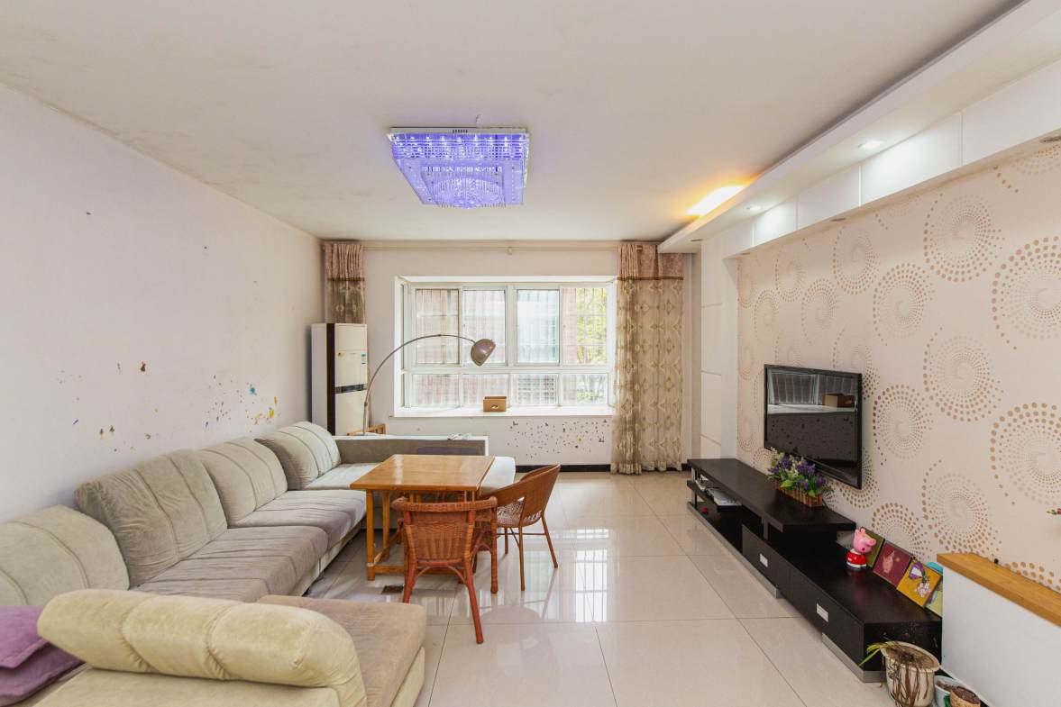 嘉盛华庭（一期、二期、三期）  3室2厅2卫    135.0万室内图1