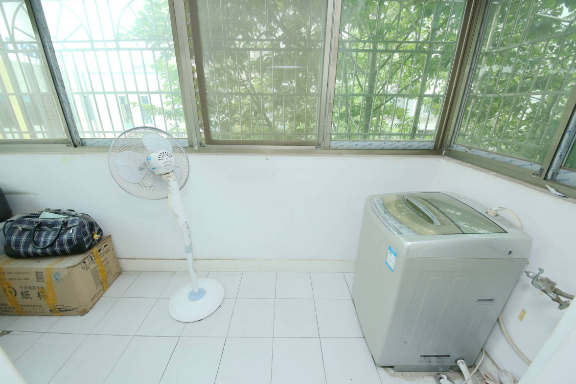新桥小区  3室2厅1卫   60.80万阳台