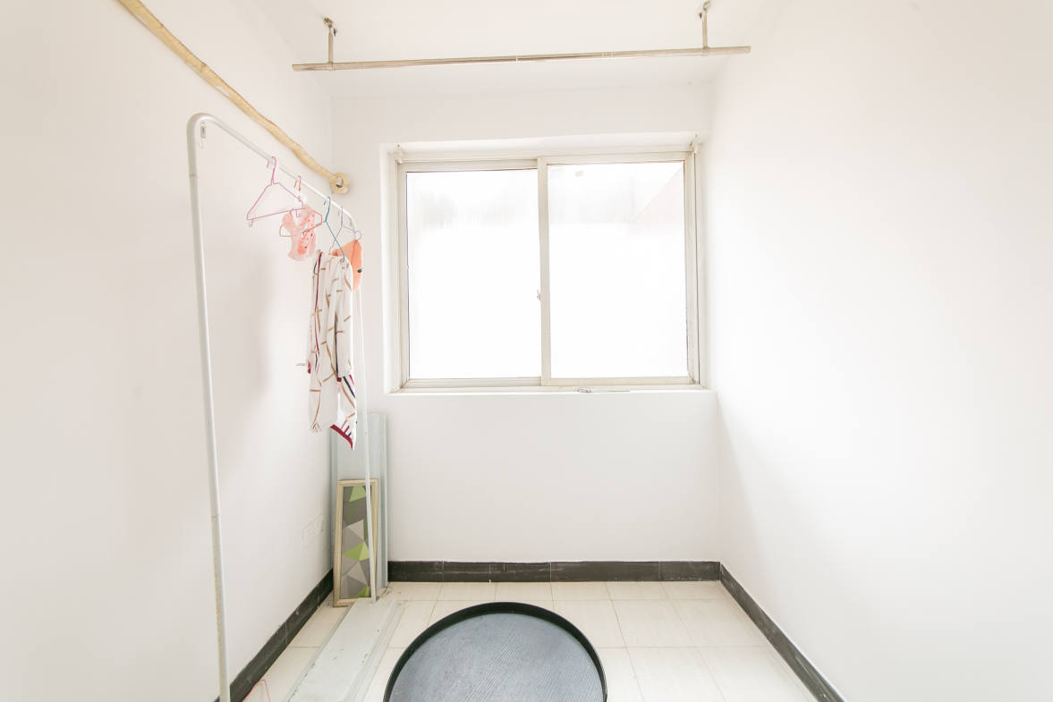 建鸿达现代公寓  2室1厅1卫   89.00万阳台