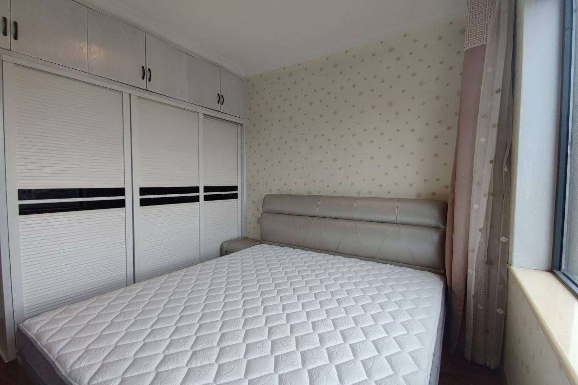 百弘学府城  3室2厅2卫   2200.00元/月室内图