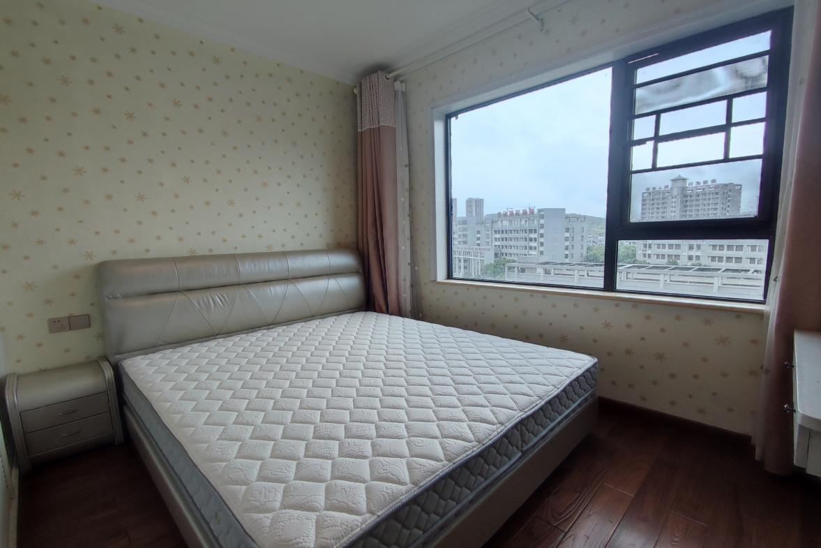 百弘学府城  3室2厅2卫   2200.00元/月室内图