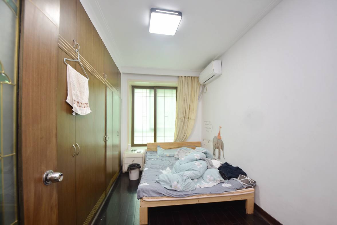香巴圣地  3室2厅2卫   120.50万卧室