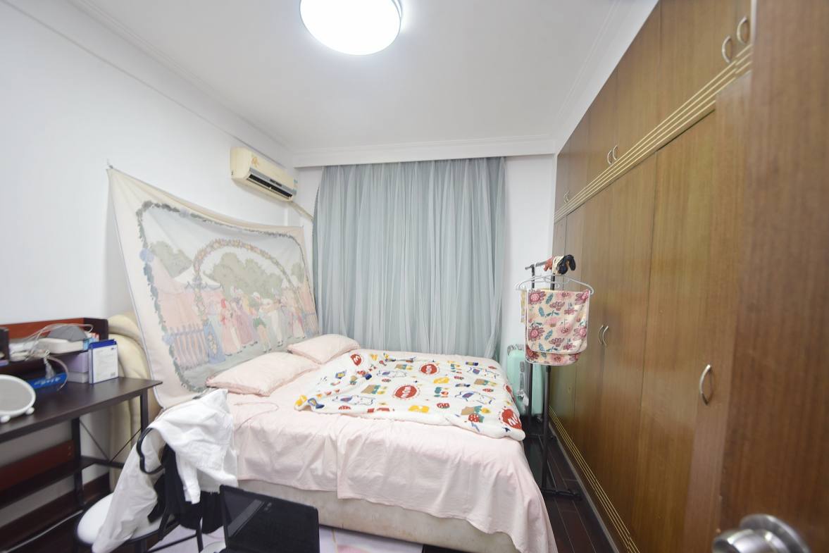 香巴圣地  3室2厅2卫   120.50万卧室