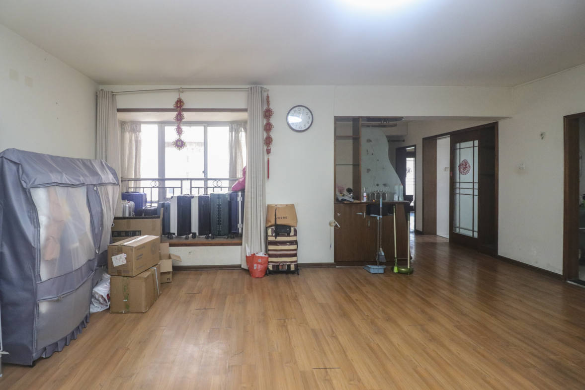 湘卫花苑  3室2厅1卫   127.80万客厅