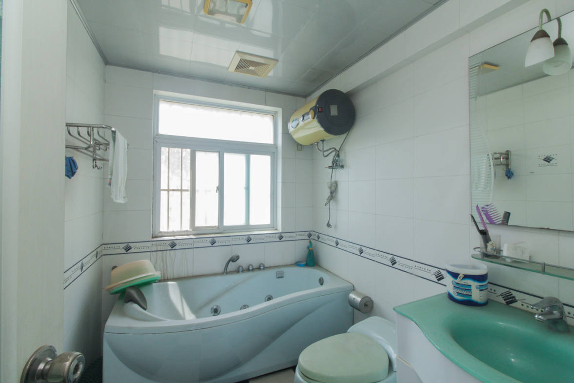 新点苑  5室2厅1卫    120.0万卫生间