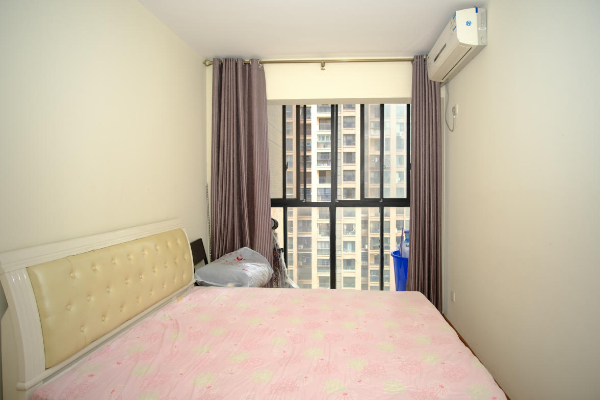 三一街区  4室2厅2卫    119.26万卧室