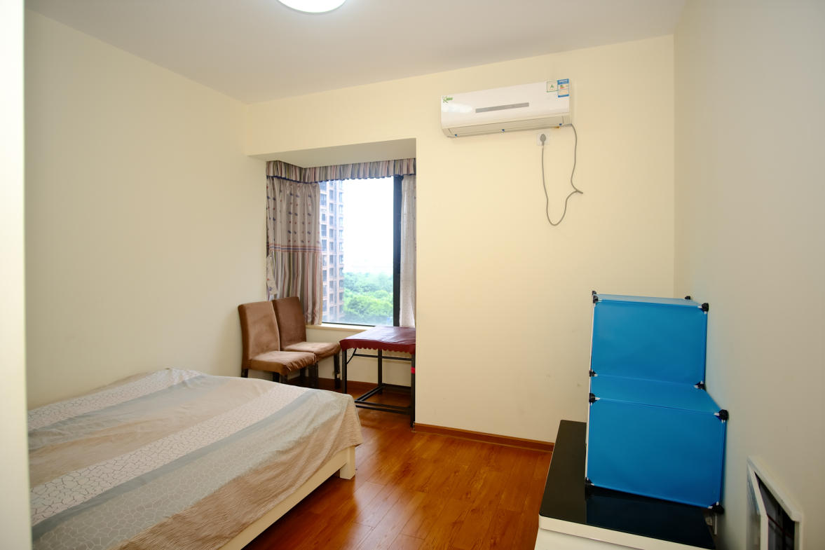 三一街区  4室2厅2卫    119.26万卧室
