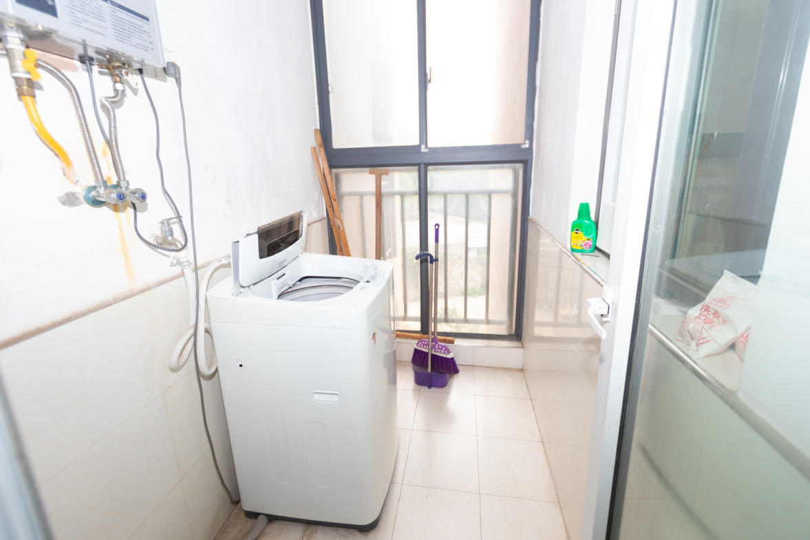 佳天名苑  2室2厅1卫    67.0万阳台