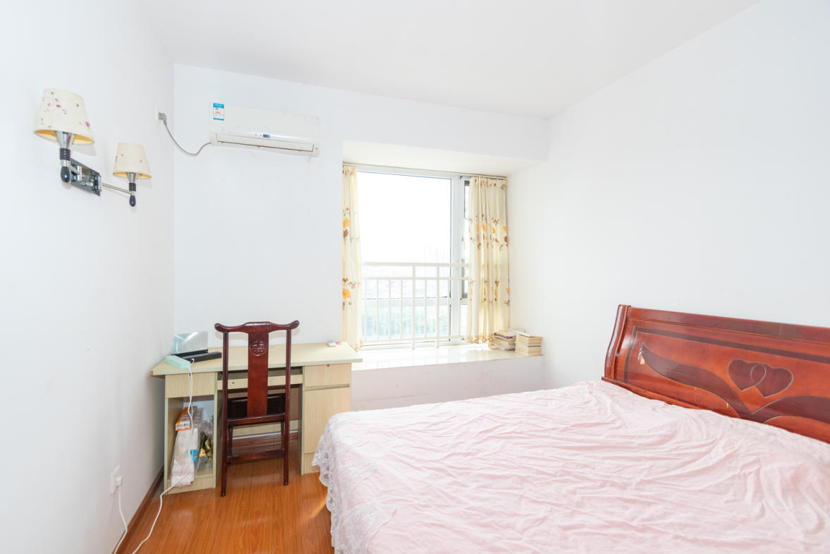 佳天名苑  2室2厅1卫    67.0万卧室