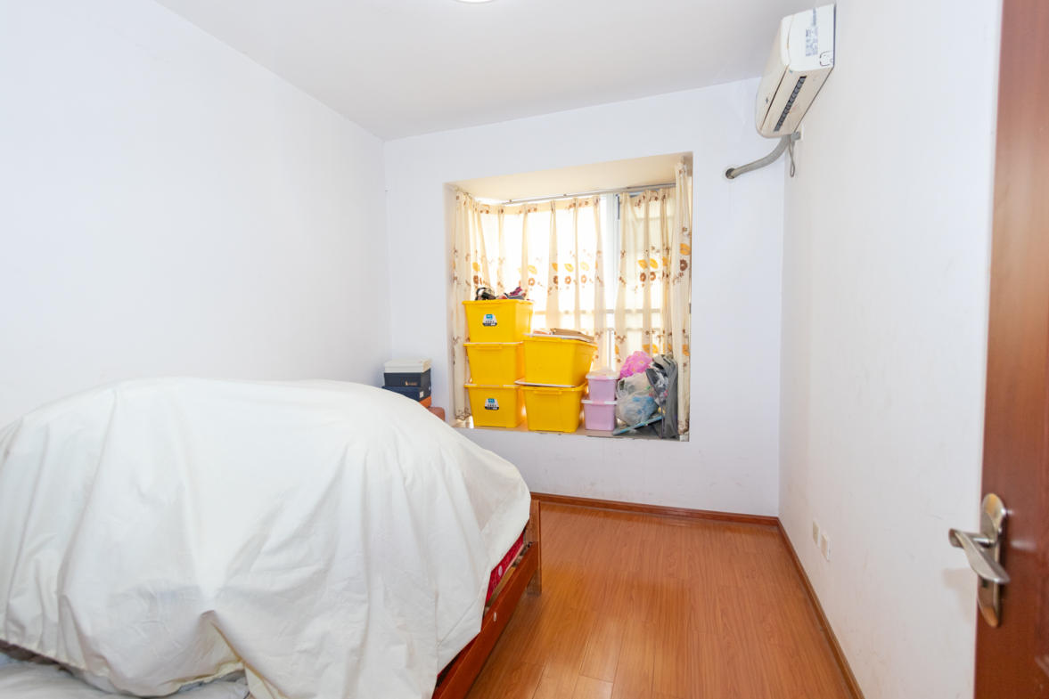 佳天名苑  2室2厅1卫    67.0万卧室