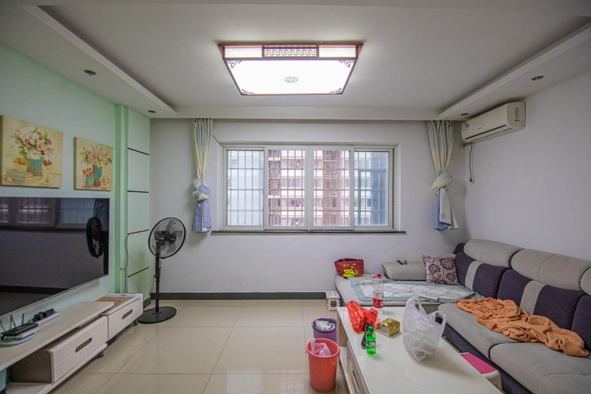 锦璨家园  4室2厅1卫    85.0万客厅